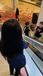 漂亮妹子的GIF动图：哈哈哈哈还好我反应快！