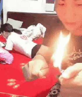 另类美女GIF动态图：妹子的动作那是很熟练的！