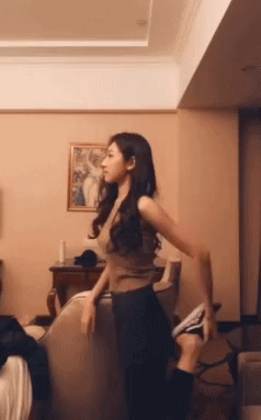 美女的内涵GIF动图：就想找个这样的女朋友，有人可以给我介绍吗？