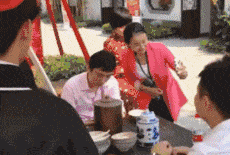 幽默的动态图GIF图:这哪是接亲,简直就是强拆