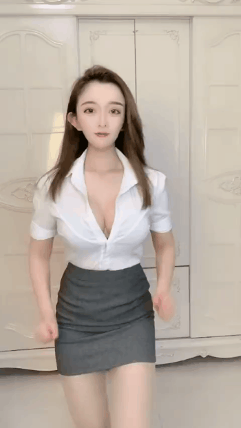 想入非非的美女GIF动态图：妹子的表情，永远是一大亮点
