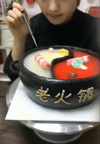 爆笑的动图GIF：你的男朋友正在痴痴地看着你