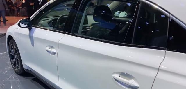 红旗又亲民了，5米的车长才卖24万，堪比宝马5系，可惜买不到