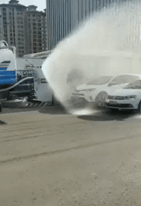 搞笑的动图GIF：我的心在飞，身体却在往下坠！