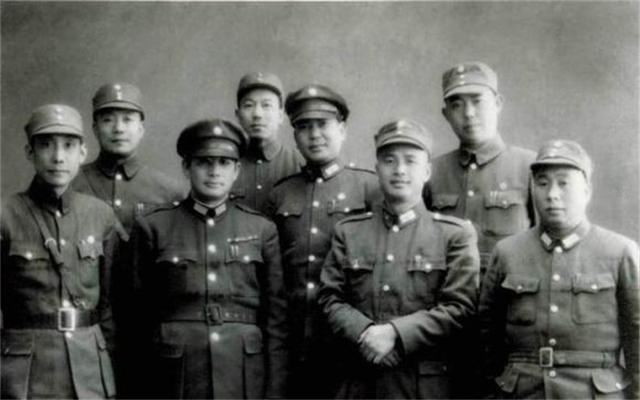 张灵甫身亡，蒋介石将汤恩伯打得满头血，并在他死后说：死了也好