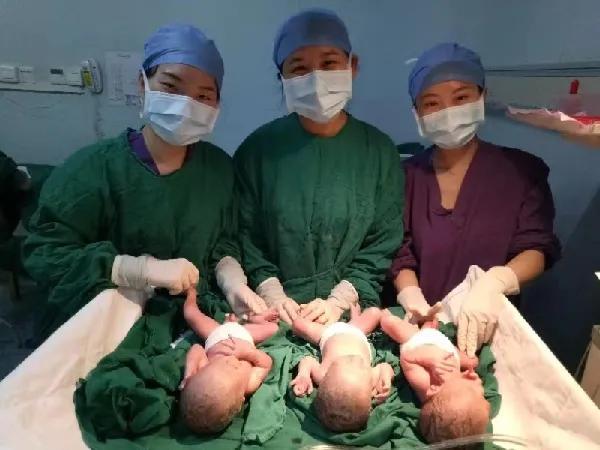 孕妈怀胎12个月，肚子大如气球，小宝宝出生后，吓坏医生和护士