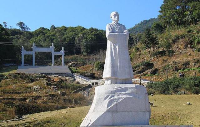 像《钱塘县志·纪制》中就有关于朱允炆在东明寺出家为僧的记载,而且