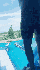 搞笑的GIF动图：本想耍个帅把个妹，结果玩脱了