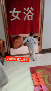 爆笑动图GIF图：新娘快点跑吧，不然都追不上新郎了！