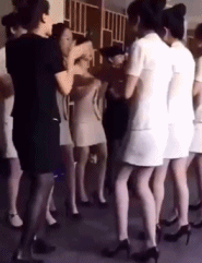 性感女人动态图GIF：自带两个沙滩排“球”
