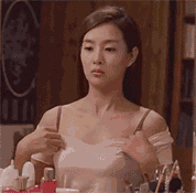 美女另类GIF动态图片：天热了~拿出来透透气
