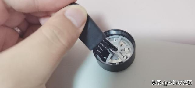 新一代程序员也可以很精致，须眉便携剃须刀T3评测，小巧易携带