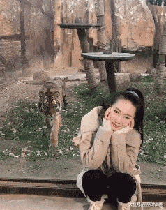 美女的动态图图片：女人的秘密都被你暴露了