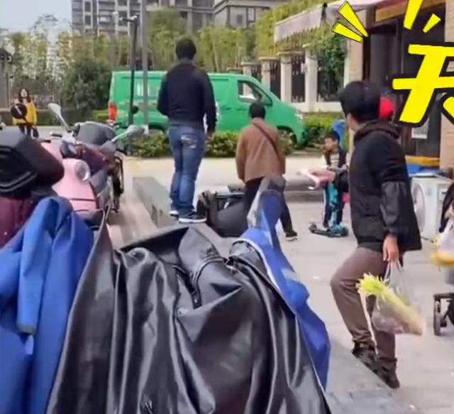 江西一大妈怒摔婴儿车，车内孩子吓得号啕大哭，场面让人气愤