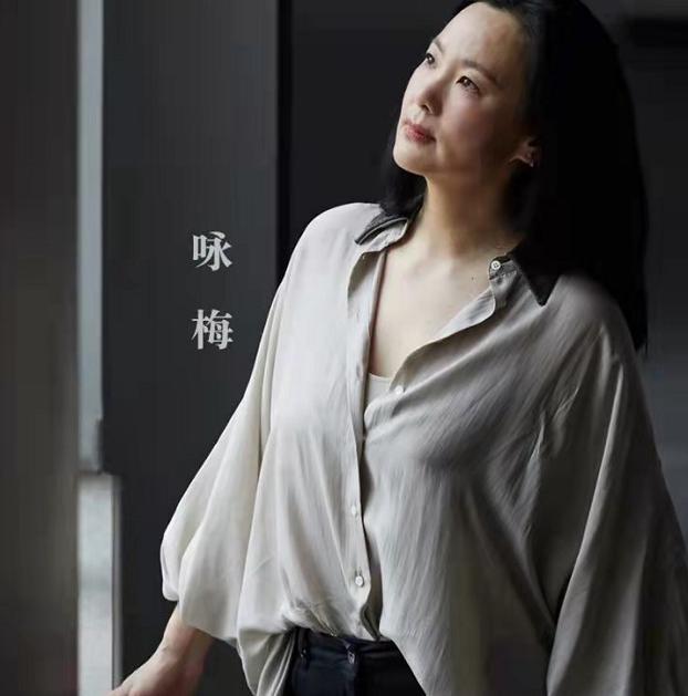 董卿咏梅世纪同框！咏梅混穿衬衫裙笑容温柔，走董卿身边气场不输
