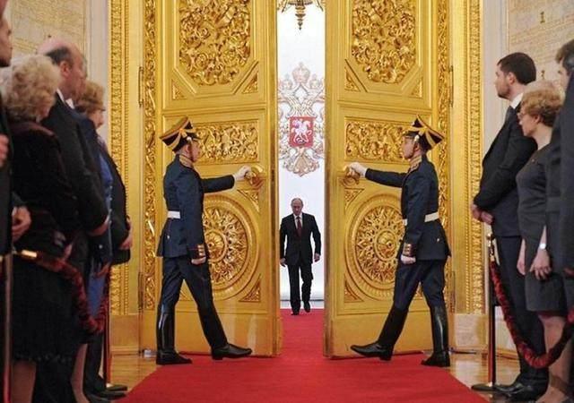 当年俄罗斯寡头在普京对付他们的时候为什么不能反制普京