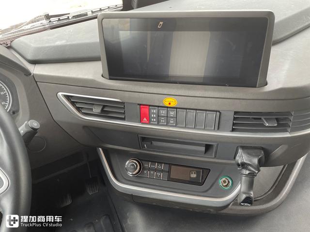 拉砂石料自卸车