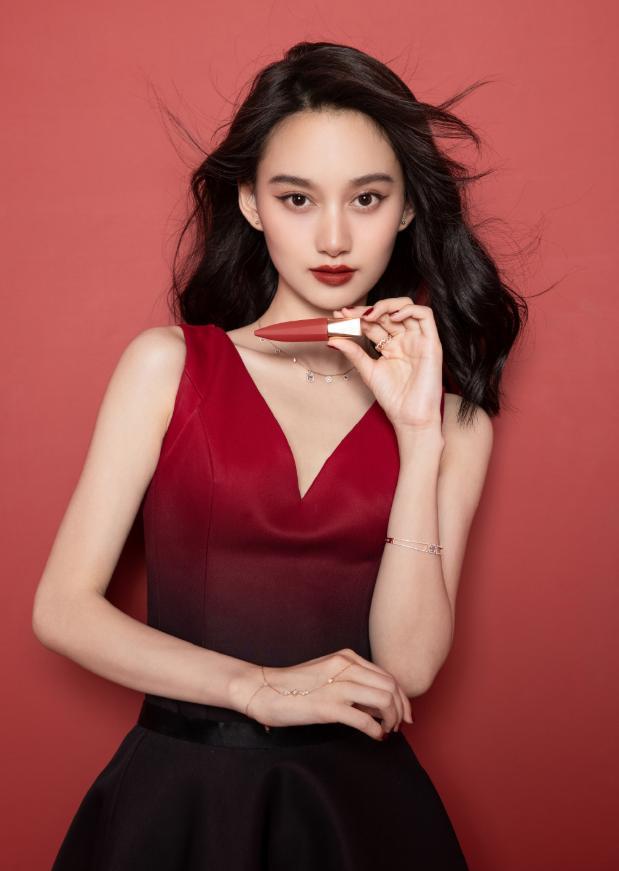 00后夏梦太有感觉了，穿红黑渐变色长裙艳丽动人，真有女人味