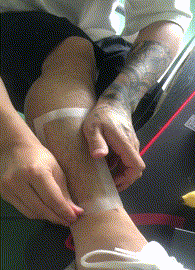 搞笑的动态图GIF：男人就是要对自己狠一点，一点都不疼