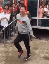 搞笑动图GIF：怪不得榴莲这么贵，每摘一个就要牺牲一个采摘员
