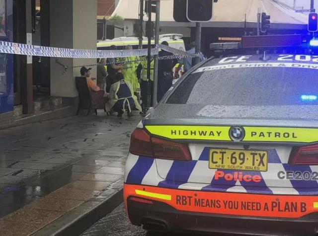 悉尼女子在路上玩手机，被车撞飞，当场身亡