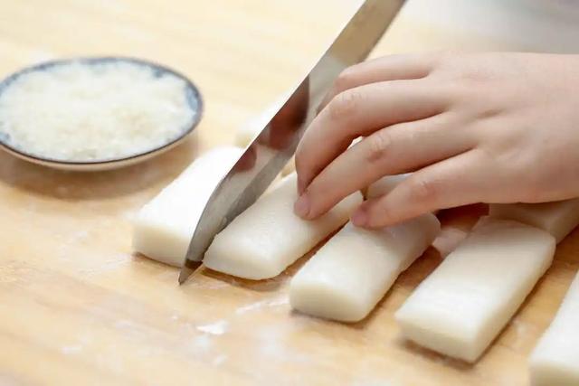 喝可乐会“腐蚀”牙齿？这几类食物，可能比糖还“毁牙”