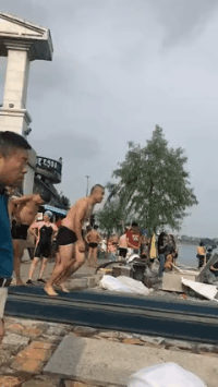 搞笑的GIF趣图：洋大人左拥右抱！单生狗要更多了！