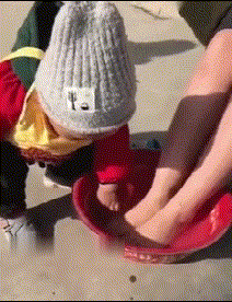 青春美女的动态图片GIF：姐几个走着，去哪里呢？