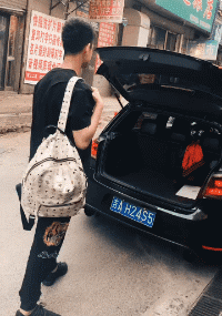 笑痛肚子的GIF：这还没入洞房，嘴就不能用了