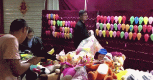 搞笑的动图GIF：酸奶盖子也可以舔啊！