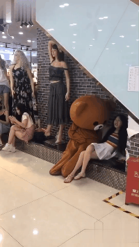 爆笑动图图片：这姑娘姿势没谁了！
