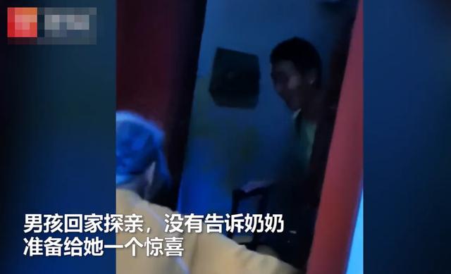 四川一兵哥哥探亲假悄悄归家，奶奶见到后惊喜万分，爸爸：我就是多余的