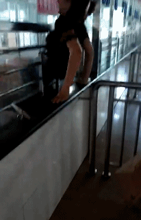 好身材的美女动图GIF：妹纸身材也是逆天了