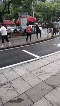 爆笑动图:倒挂树枝上拍婚纱照!现在的摄影师真的是太不容易了!