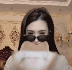 美女的内涵GIF图片：谁能顶住这一低头的温柔