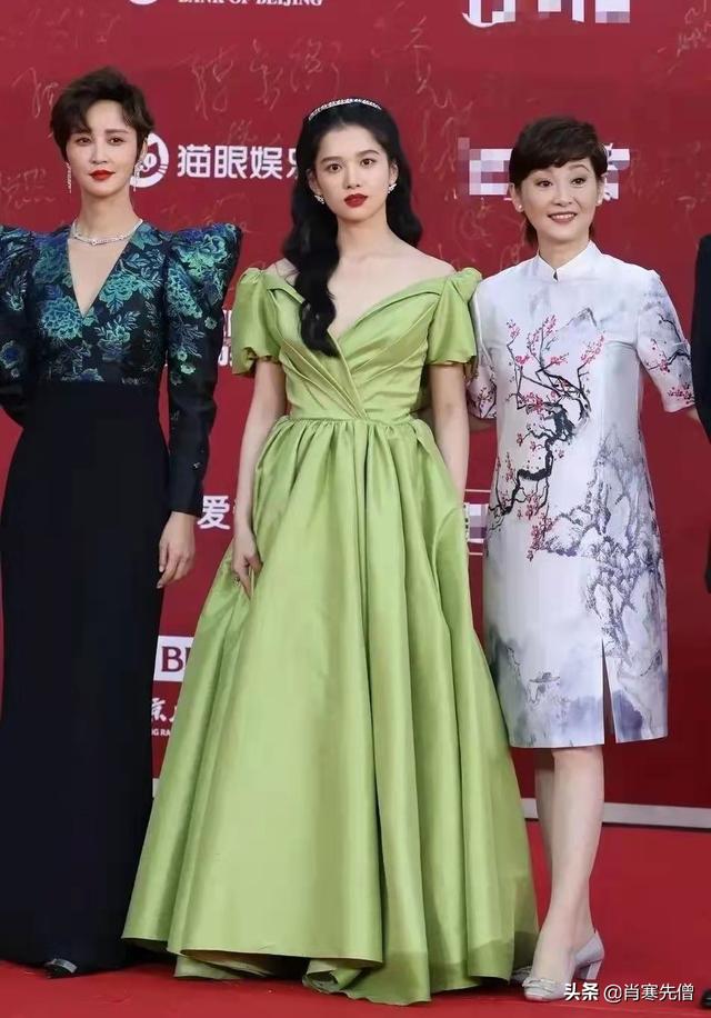 这届红毯，丑出了新高度，杨颖选择了一件很多人穿过的礼服