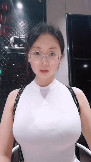 性感美女另类动图：小姐姐这眼镜真圆啊！