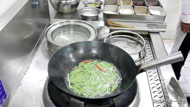 涼拌豆角好吃有技巧，豆角脆嫩不變色，蒜香濃郁味道鮮 美食頻道 第6张
