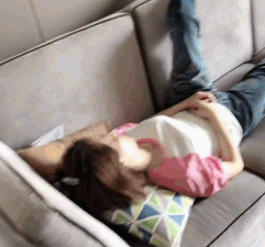 性感美女的内涵动图：妹子床铺我还没准备好，等下啊！