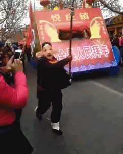 搞笑的GIF趣图：晚上回家就不怕进错门，上错床吗？！