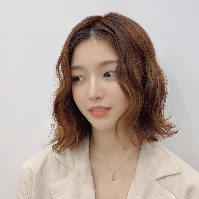 2021减龄短发图片（短发发型45岁2022年最新款女图片）