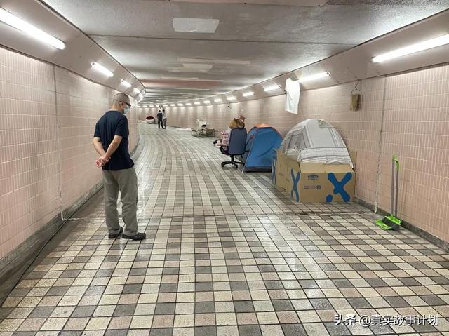 在香港繁华都市的下面：流浪者们住在地下通道里，拼尽全力生存