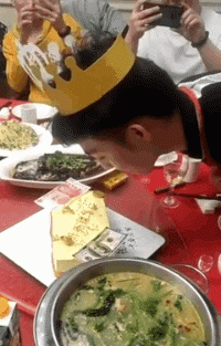 爆笑的动态图GIF：小妹妹，你的棒棒糖不错啊！