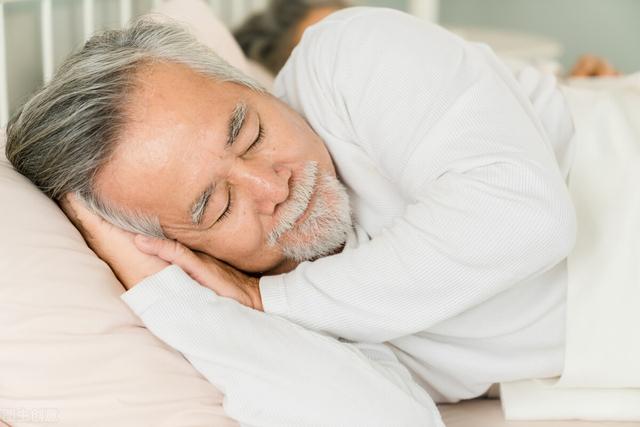 老年人总在凌晨三四点醒来，会影响健康吗？做好4点或可睡得更香
