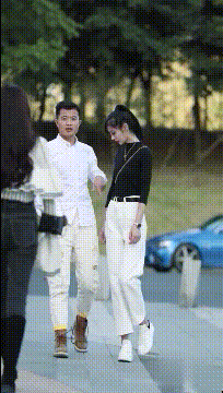 美女内涵GIF图片：小姨子又来了，我也有福了