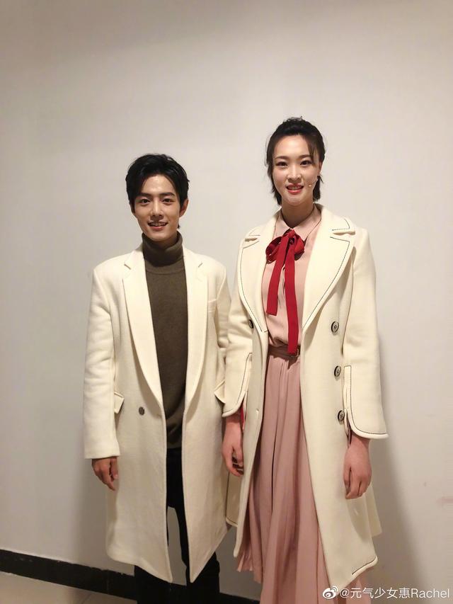 惠若琪还晒出了与老公杨臻博的合影,"老杨表示自己画个眉毛也可以哈哈