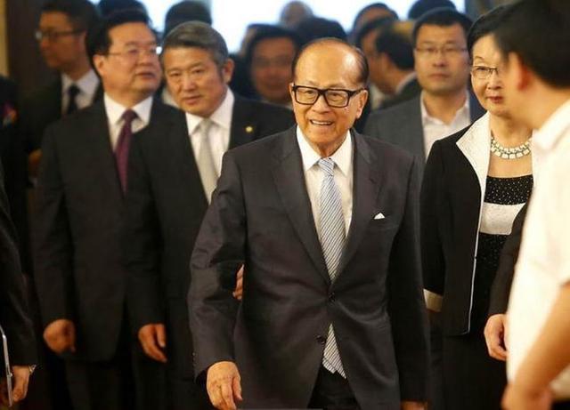 父亲欠2百亿，他找霍英东和李嘉诚帮忙，卖掉公司反而赚了3百亿