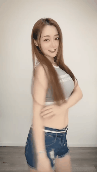 很性感的美女动图：这就是传说中的S型身材吧！