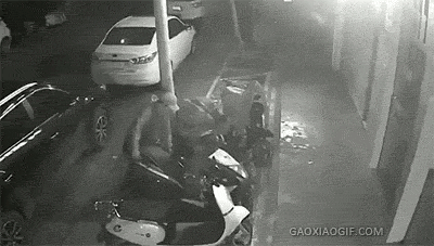 爆笑的动图GIF：你的摩托车加的是白酒吧