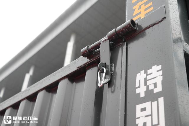 拉砂石料自卸车